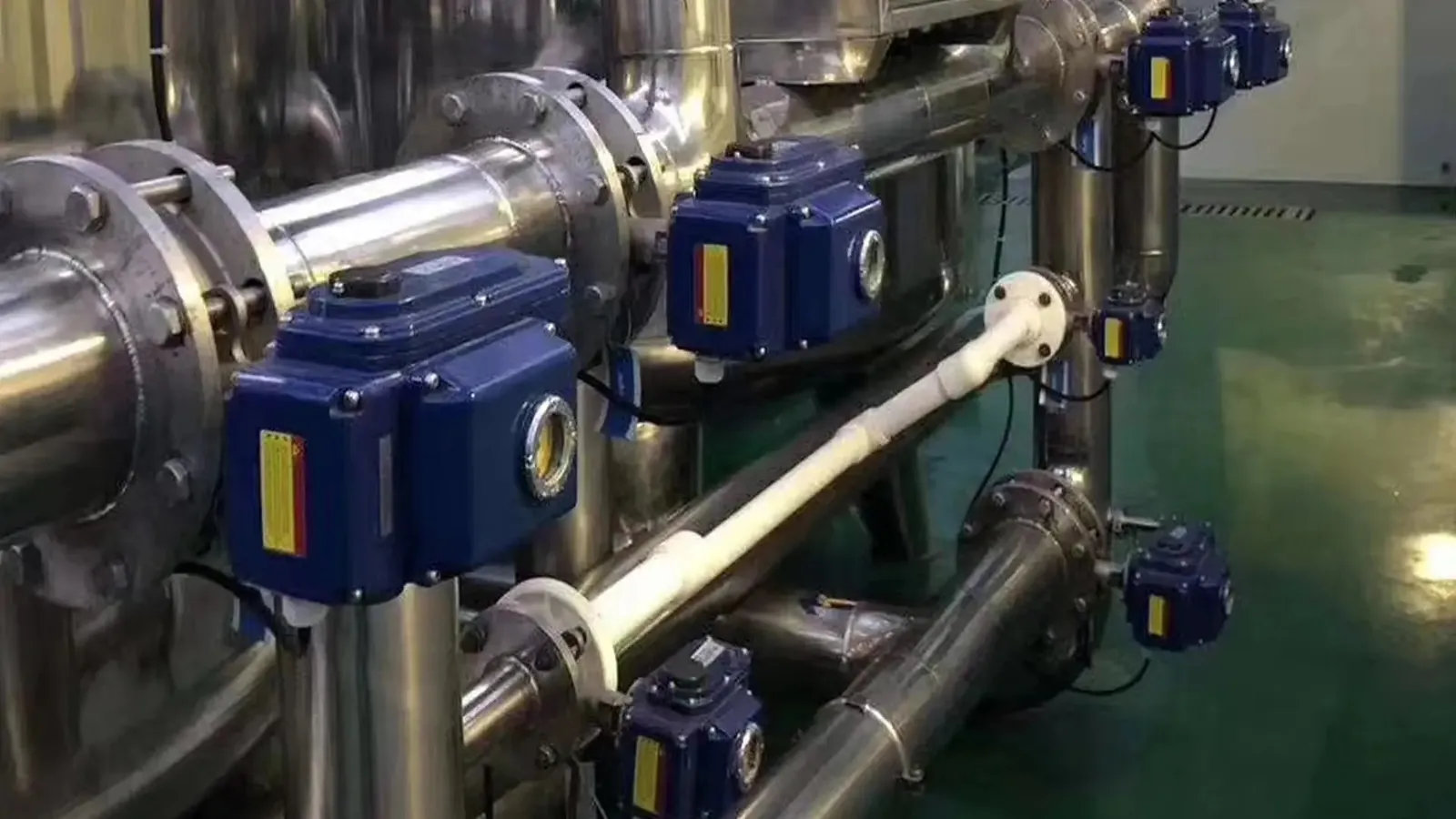 Blue pneumatic actuators with NAMUR accessories mounted on stainless process piping