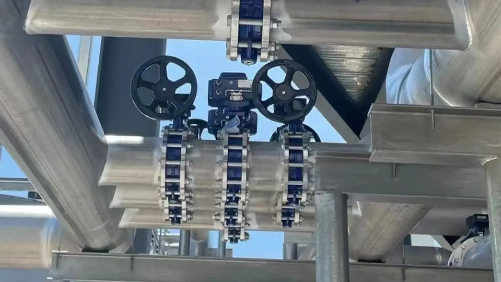Heavy-duty pneumatic actuator installed on a pipeline valve
