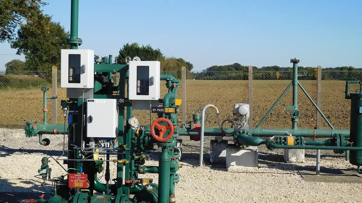 Automated valve manifold with actuators and handwheel in a plant